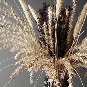 Dry bouquet in the decorative vase