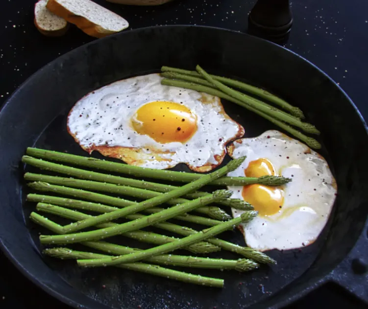 Scrambled eggs with asparagus
