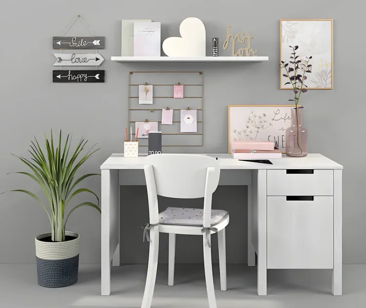 Writing table decor for a nursery 3